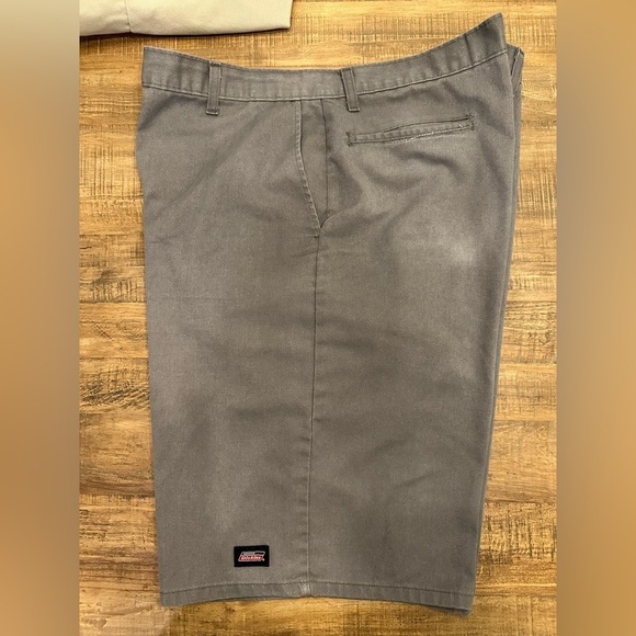 Dickies Men's Relaxed Fit Flat Front Work Shorts with multi-use pocket 42” waist - Picture 1 of 10
